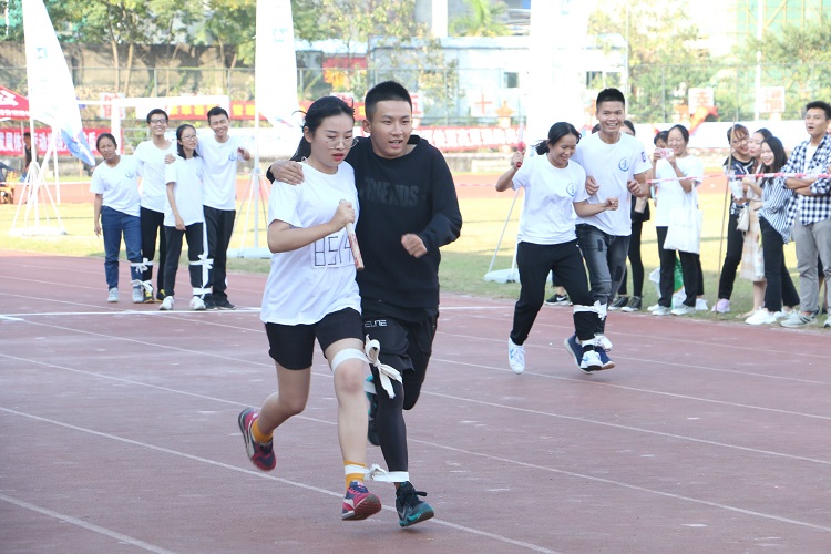 拓展訓(xùn)練團(tuán)隊(duì)游戲【兩人三足】 拓展訓(xùn)練團(tuán)隊(duì)游戲【兩人三足】